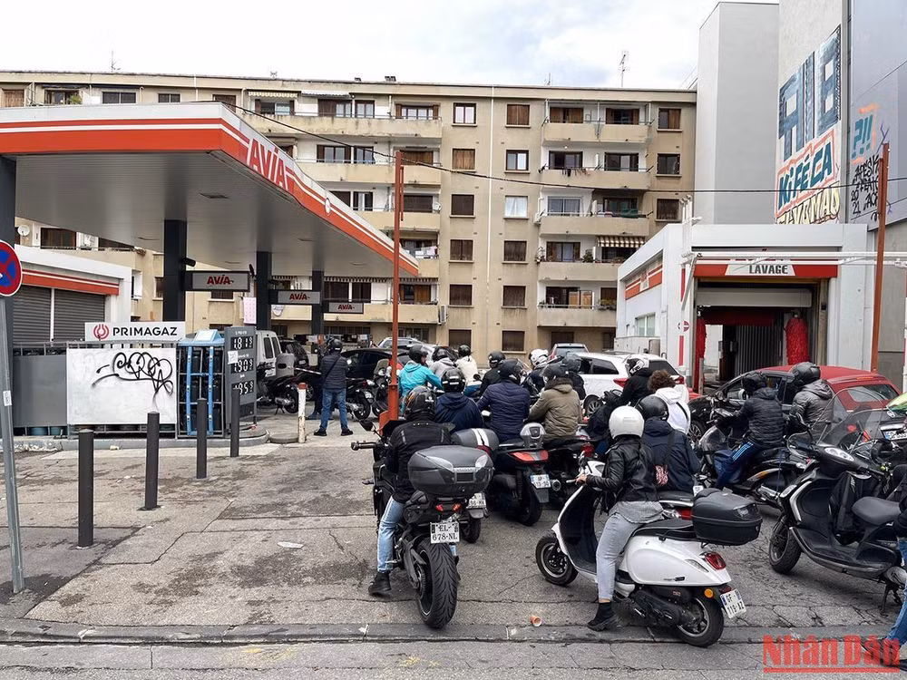 Xếp hàng chờ đổ xăng dầu ở Marseille sáng sớm 9/10. (Ảnh: Minh Duy)