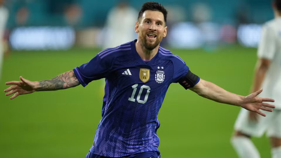 Messi ăn mừng bàn thắng vào lưới UAE. 