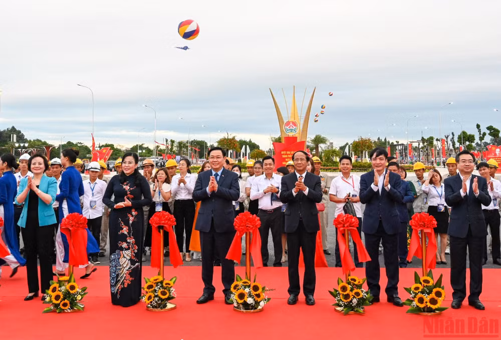 Chủ tịch Quốc hội Vương Đình Huệ, Phó Thủ tướng Chính phủ Lê Văn Thành và các đại biểu cắt băng khánh thành tuyến đường Vạn Xuân tại thành phố Phổ Yên. (Ảnh: Duy Linh)