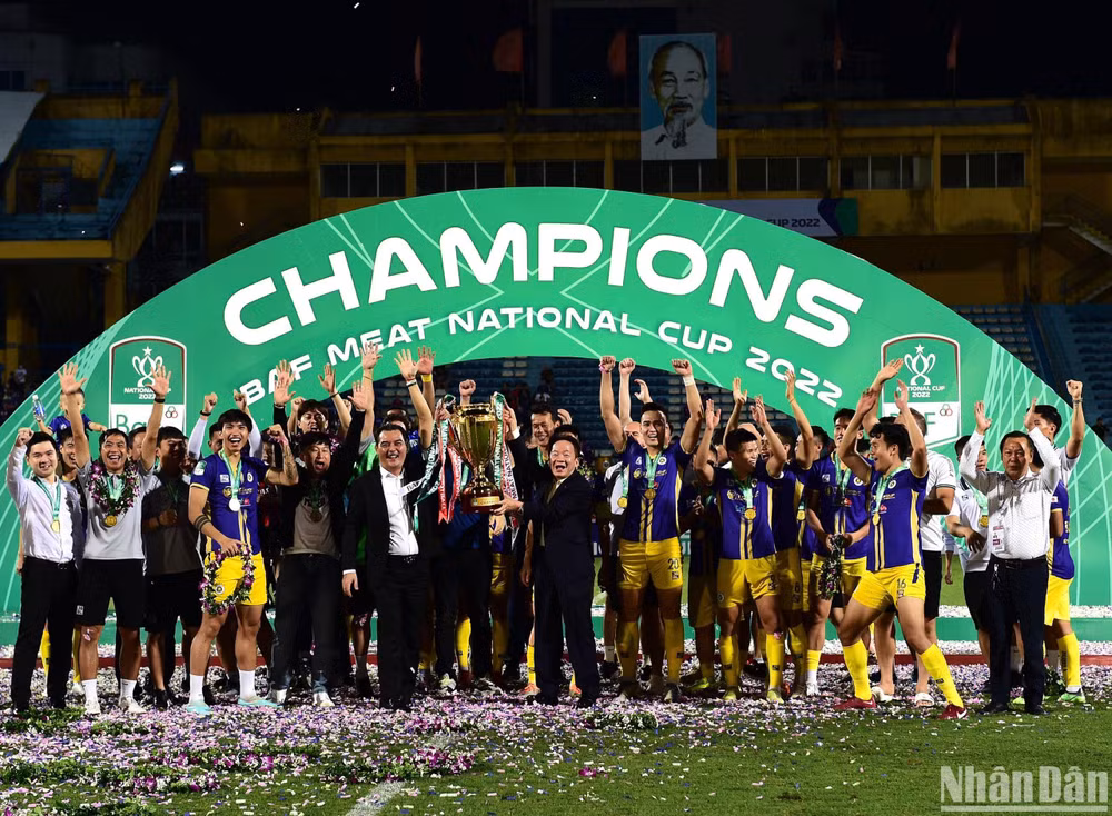 Toàn đội nâng cao Cúp Quốc gia 2022.