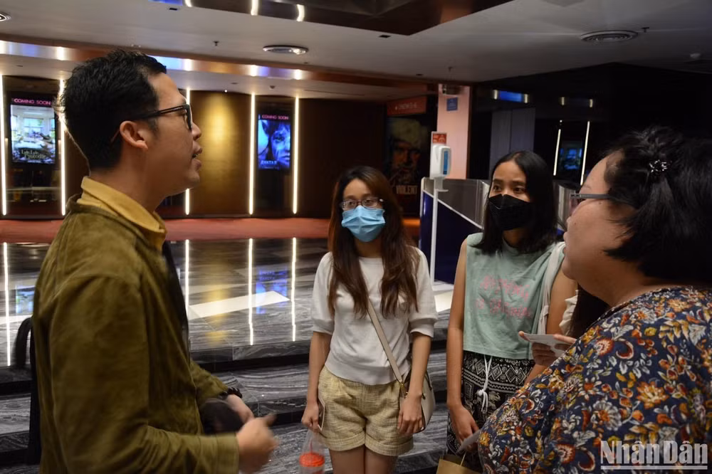 Đạo diễn Vũ Mạnh Cường trò chuyện với khán giả sau buổi chiếu.