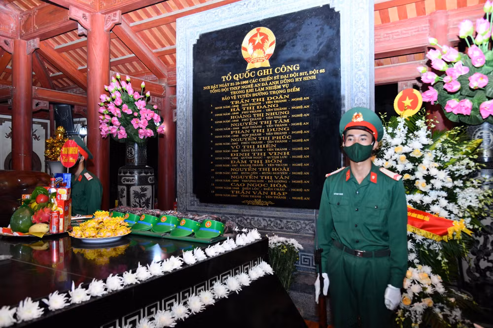 Bia tưởng niệm các anh hùng liệt sĩ đã anh dũng hy sinh trên cung đường Truông Bồn huyền thoại.