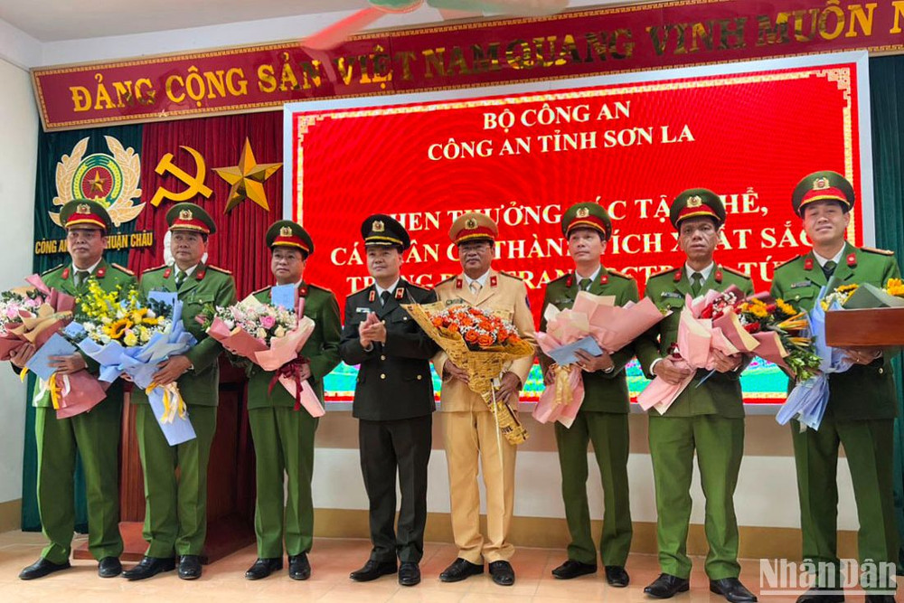 Lãnh đạo Công an tỉnh Sơn La thưởng nóng các đơn vị tham gia đấu tranh chuyên án.