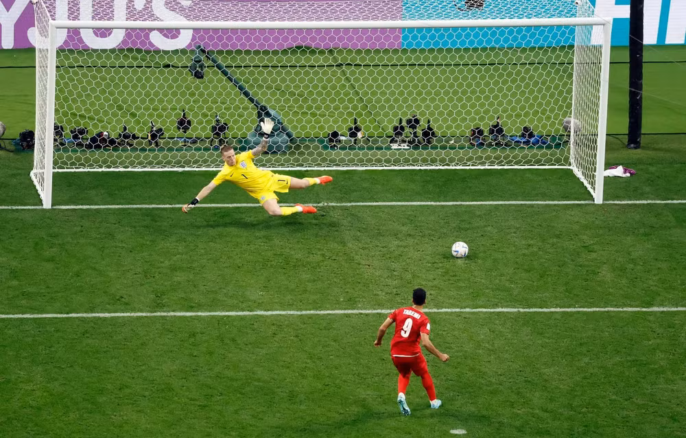 Mehdi Taremi của Iran ghi bàn thắng thứ hai từ chấm phạt đền vào lưới đội tuyển Anh. Tuy nhiên, chiến thắng chung cuộc vẫn thuộc về đội tuyển Anh với tỷ số 6-2.