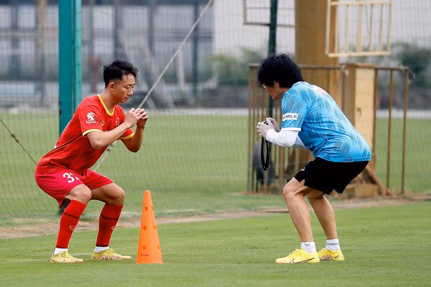 Các cầu thủ theo sát bài tập của ban huấn luyện. (Ảnh: VFF)