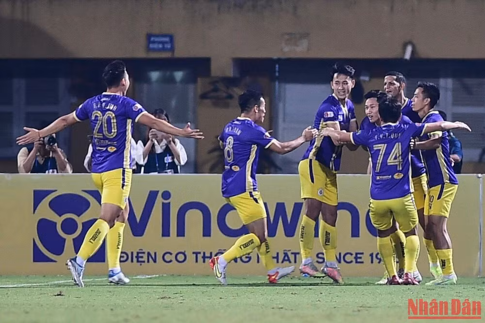 Hai Long cùng đồng đội ăn mừng bàn thắng sớm.