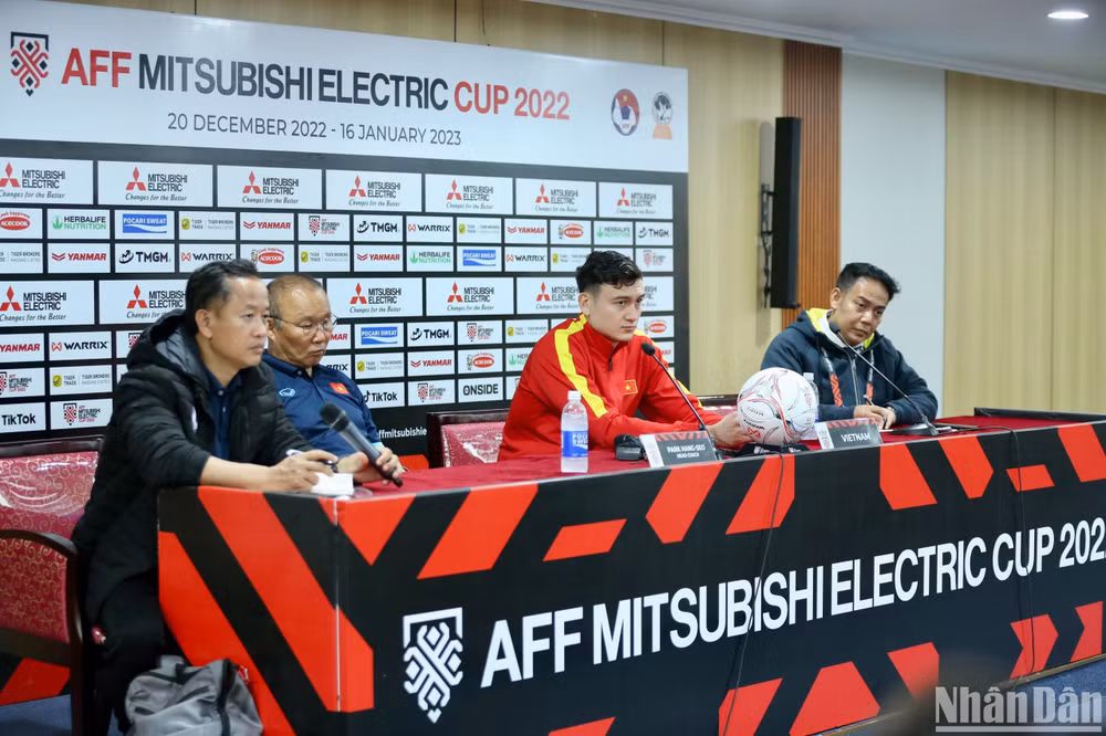 HLV Park Hang-seo cùng Văn Lâm tại buổi họp báo. (Ảnh: TRẦN HẢI)