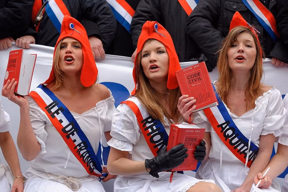 Mũ Phrygian quen thuộc trong đời sống người dân Pháp. (Ảnh: Reuters)