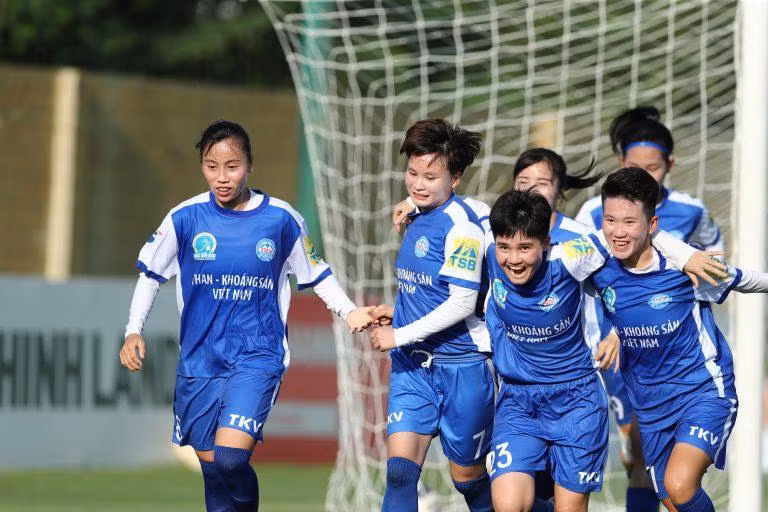 Các cô gái Than Khoáng sản Việt Nam ăn mừng chiến thắng đậm đà. (Ảnh: VFF)