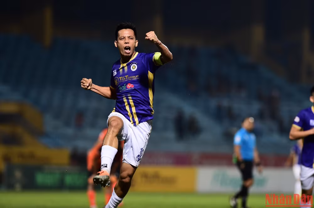 Văn Quyết ăn mừng bàn thắng ấn tượng.