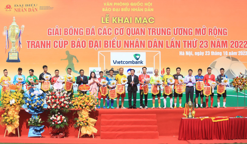 Ban Tổ chức tặng hoa và cờ lưu niệm cho các đội tham dự giải. (Ảnh: BTC)