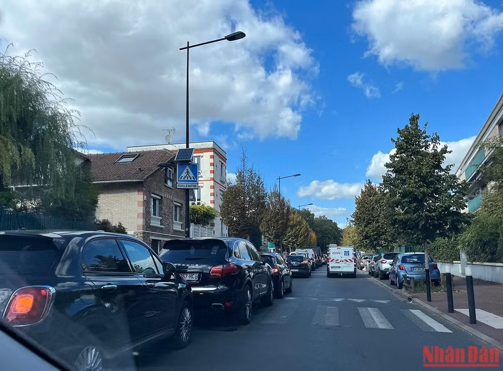 Ùn tắc tại một trạm xăng dầu ở ngoại ô Paris ngày 8/9. (Ảnh: Khải Hoàn)