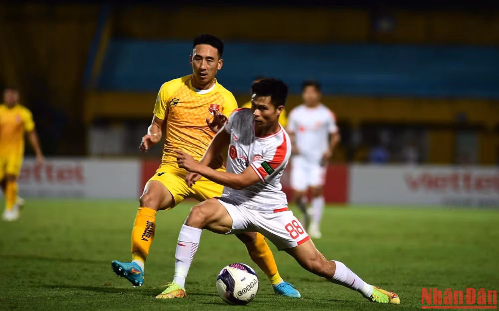 Cạnh tranh quyết liệt khu vực giữa sân.