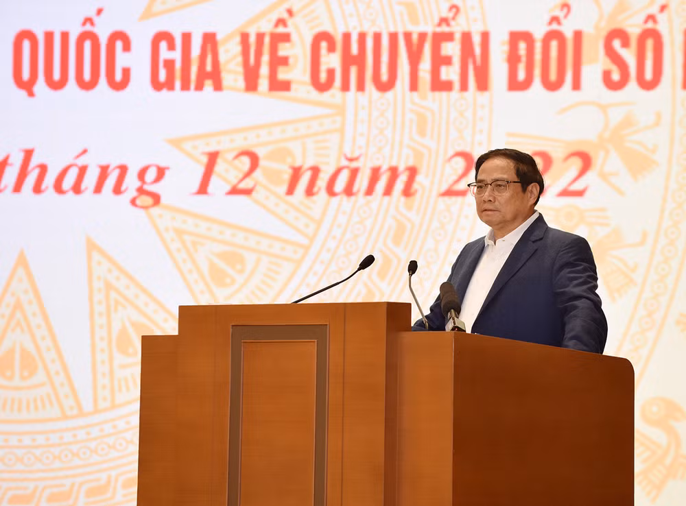 Thủ tướng nêu rõ năm 2023 dự báo thời cơ, thuận lợi và khó khăn, thách thức đan xen, nhưng khó khăn, thách thức nhiều hơn, lớn hơn. Nhiệm vụ chuyển đổi số quốc gia rất nặng nề, đòi hỏi chúng ta phải có quyết tâm cao, nỗ lực lớn, hành động quyết liệt, tập trung vào một số vấn đề trọng tâm.