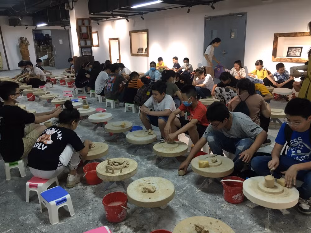 Trải nghiệm hoạt động làm gốm tại Trung tâm tinh hoa làng nghề Việt.