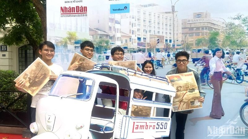 Các bạn trẻ hào hứng với phụ san đặc biệt của Báo Nhân Dân.