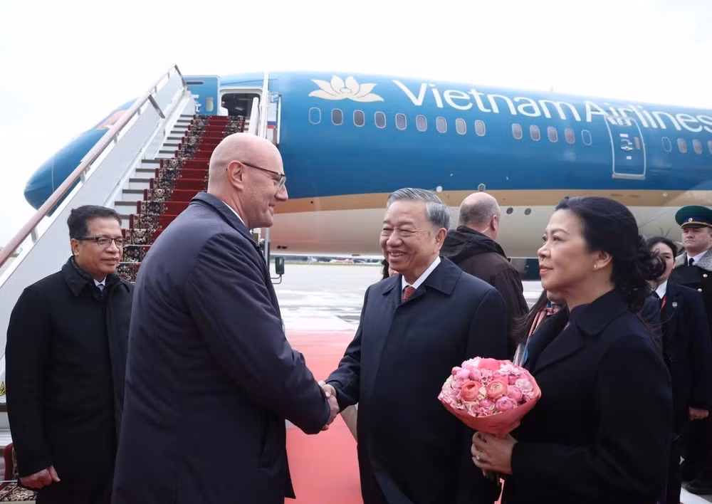 Phó Thủ tướng Nga Dmitry Chernyshenko tiễn Tổng Bí thư Tô Lâm và Phu nhân tại sân bay Vnukovo 2, Thủ đô Moskva. (Ảnh: TTXVN)