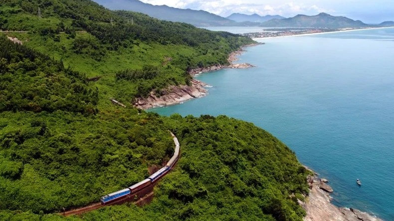 Tàu hỏa tạo điều kiện để du khách chiêm ngưỡng cảnh đẹp dọc đường. (Ảnh minh họa: nhandan.vn)