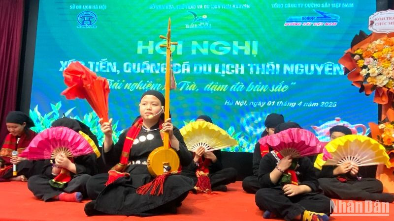 Tiết mục văn nghệ do bà con bản làng Thái Hải biểu diễn. (Ảnh: HUY LÊ) Tiết mục văn nghệ do bà con bản làng Thái Hải biểu diễn. (Ảnh: HUY LÊ)