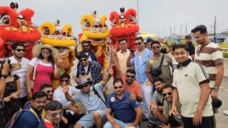 Đoàn du khách Ấn Độ chụp ảnh lưu niệm trước khi lên tàu tham quan vịnh Hạ Long. (Ảnh: nhandan.vn)