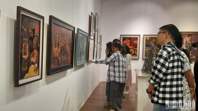 Triển lãm Mỹ thuật sinh viên năm 2025 trưng bày 159 tác phẩm của sinh viên các ngành đào tạo. (Ảnh: HUY LÊ)