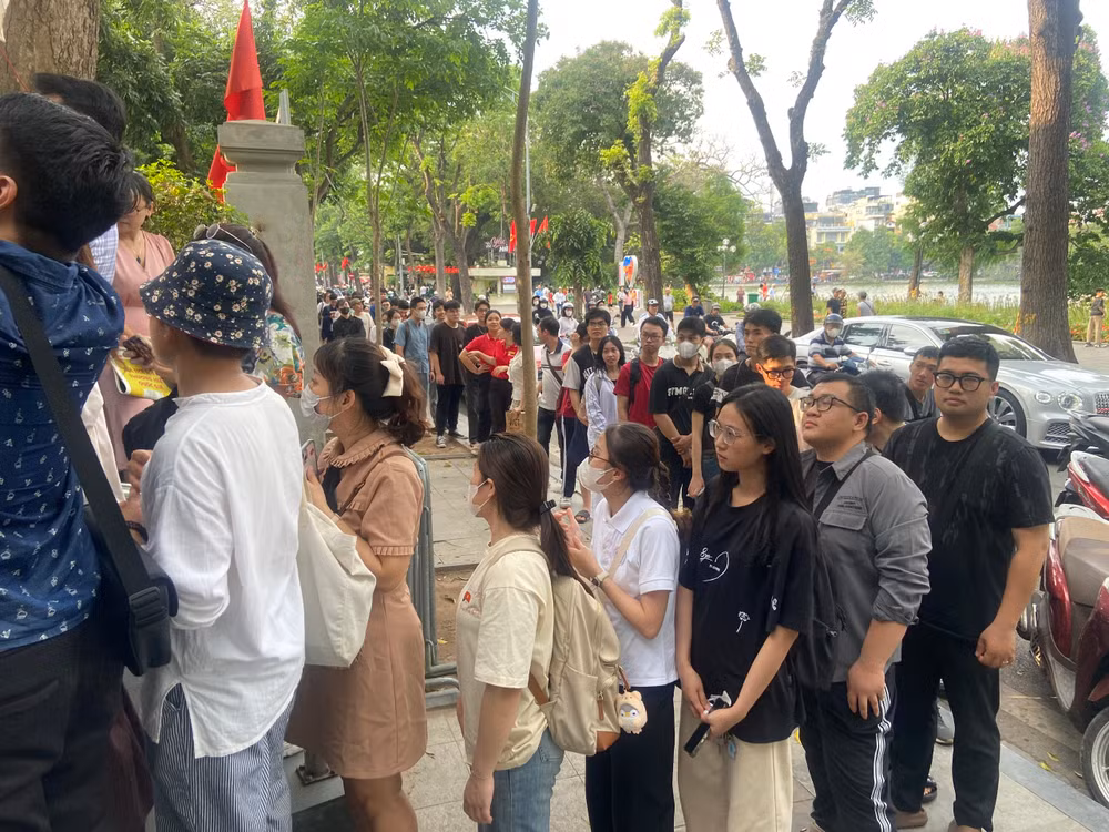 Dòng người xếp hàng dài nhận ấn phẩm báo Nhân Dân Cuối tuần đặc biệt nhân kỷ niệm 135 năm Ngày sinh Chủ tịch Hồ Chí Minh.