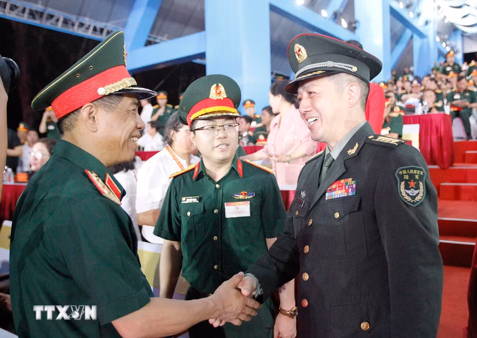 Lãnh đạo Quân đội nhân dân Việt Nam (trái) gặp gỡ Lãnh đạo Quân đội Trung Quốc tham gia sơ duyệt. (Ảnh: Thanh Vũ/TTXVN) Lãnh đạo Quân đội nhân dân Việt Nam (trái) gặp gỡ Lãnh đạo Quân đội Trung Quốc tham gia sơ duyệt. (Ảnh: Thanh Vũ/TTXVN)