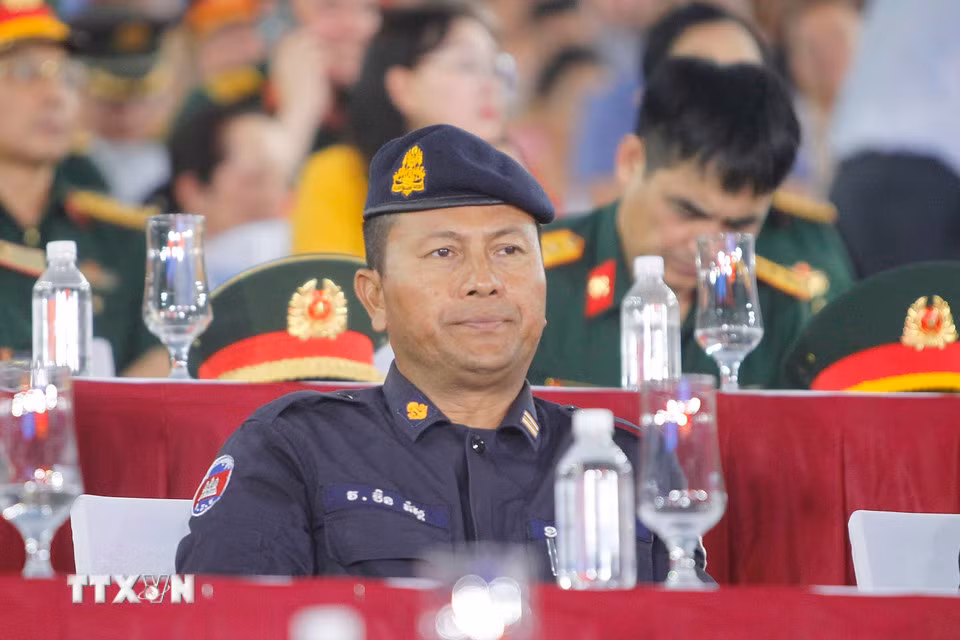 Lãnh đạo Quân đội nhân dân Hoàng gia Campuchia dự sơ duyệt Lễ diễu binh, diễu hành kỷ niệm 50 năm Ngày Giải phóng miền nam, thống nhất đất nước. (Ảnh: Thanh Vũ/TTXVN) Lãnh đạo Quân đội nhân dân Hoàng gia Campuchia dự sơ duyệt Lễ diễu binh, diễu hành kỷ niệm 50 năm Ngày Giải phóng miền nam, thống nhất đất nước. (Ảnh: Thanh Vũ/TTXVN)