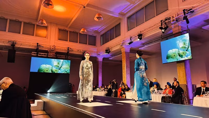 Trình diễn thời trang áo dài tại sự kiện. (Ảnh: Cục Du lịch quốc gia)
