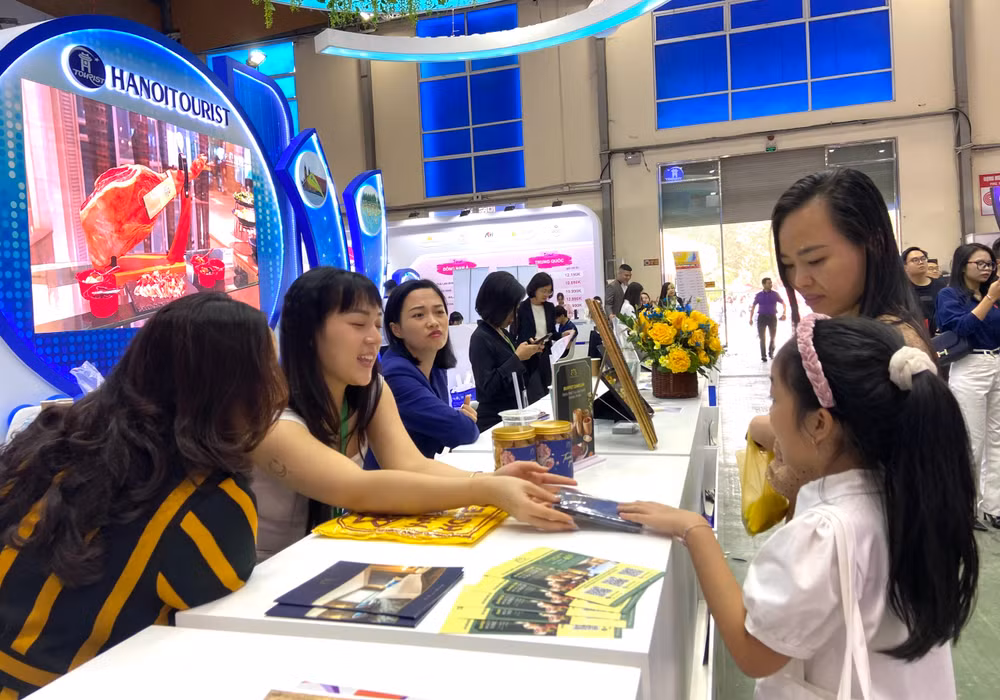 Du khách tìm hiểu các tour du lịch tại Hội chợ Du lịch quốc tế Việt Nam-VITM Hà Nội 2025. (Ảnh: HÀ THANH)
