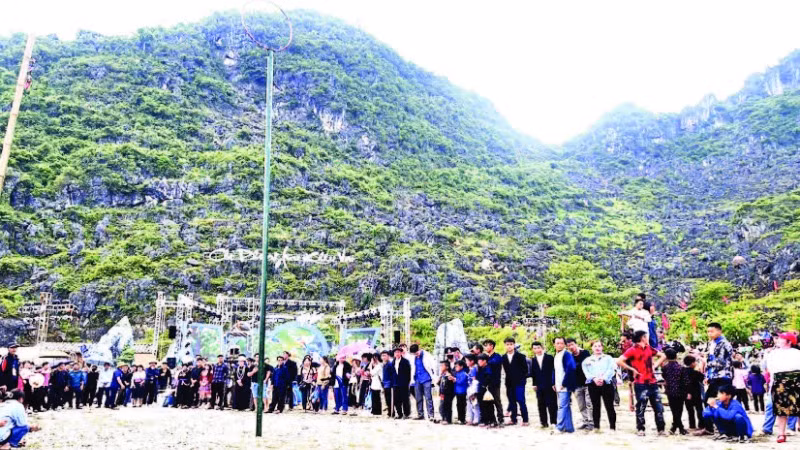 Ném còn là trò chơi không thể thiếu trong dịp lễ hội ở vùng đồng bào dân tộc thiểu số.