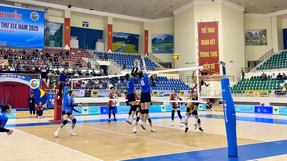 Các trận đấu diễn ra sôi nổi sau lễ khai mạc giải. Các trận đấu diễn ra sôi nổi sau lễ khai mạc giải.