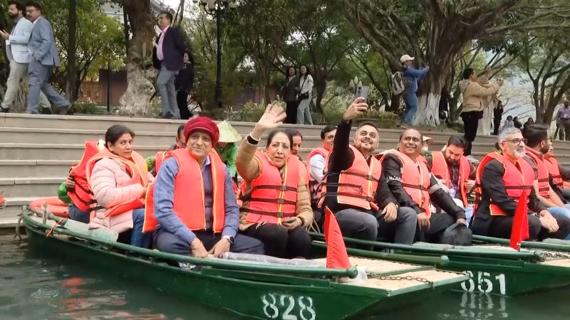 Du khách Ấn Độ tại bến thuyền Tràng An. (Ảnh: Sở Du lịch Ninh Bình)