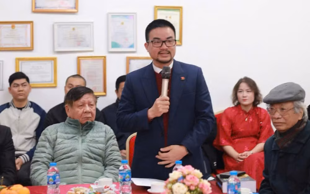 Tiến sĩ Nguyễn Văn Khương, thành viên Hội đồng biên soạn các dự án sách trao đổi về nội dung các dự án sách.