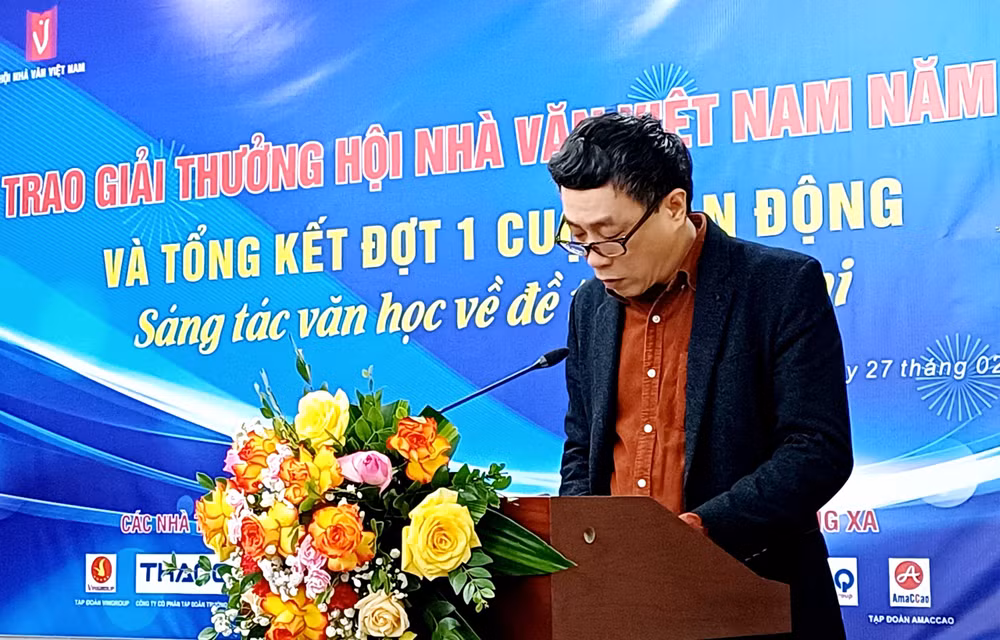 Phó Chủ tịch Hội Nhà văn Việt Nam, nhà thơ Nguyễn Bình Phương trình bày báo cáo tổng kết.