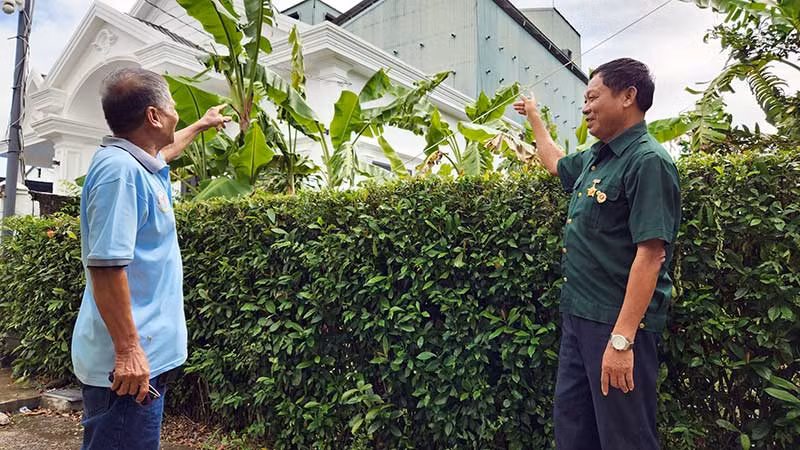 Cựu chiến binh Phạm Hiếu Giáp (bên phải), nuôi 6 nhà yến, cho thu nhập bình quân gần 2 tỷ đồng/năm.