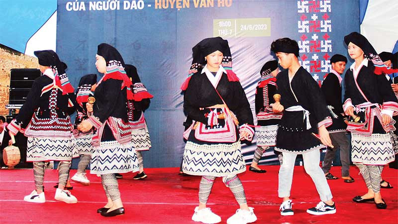 Một tiết mục văn nghệ đậm sắc văn hóa dân tộc Dao.