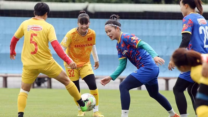 Đội tuyển bóng đá nữ Việt Nam tập luyện chuẩn bị cho ASIAD 19.