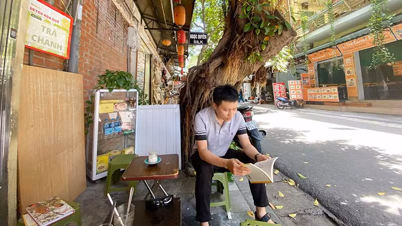 Lê Kiên Trung cùng cuốn The Hanoi Digest của anh.