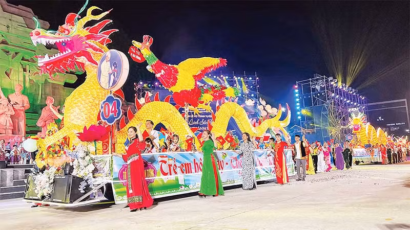 Đường phố Tuyên Quang sôi động với những mô hình trung thu khổng lồ.