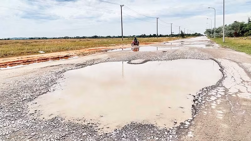 Hạ tầng giao thông trên địa bàn Khu kinh tế Dung Quất xuống cấp nghiêm trọng, tiềm ẩn xảy ra tai nạn giao thông.