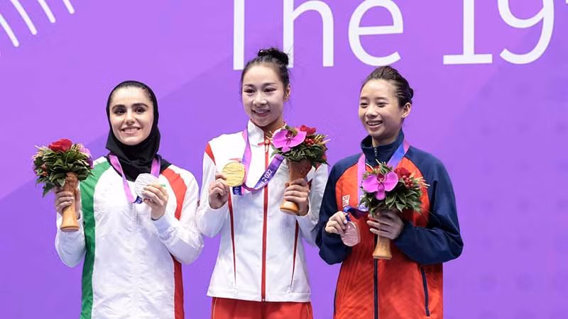 Võ sĩ wushu Dương Thúy Vi (ngoài cùng, bên phải) trên bục nhận Huy chương đồng. (Ảnh HOÀNG LINH)