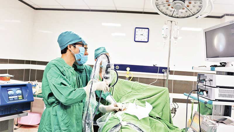 Bác sĩ Trung tâm Y tế huyện Tân Sơn triển khai kỹ thuật tán sỏi qua da bằng đường hầm nhỏ cho người bệnh.
