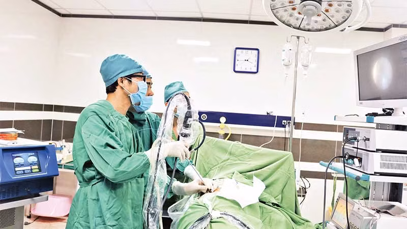 Bác sĩ Trung tâm Y tế huyện Tân Sơn triển khai kỹ thuật tán sỏi qua da bằng đường hầm nhỏ cho người bệnh.