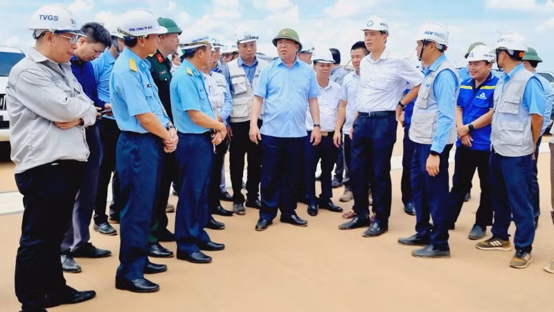 Bộ trưởng Xây dựng Trần Hồng Minh kiểm tra tiến độ dự án sân bay Long Thành.