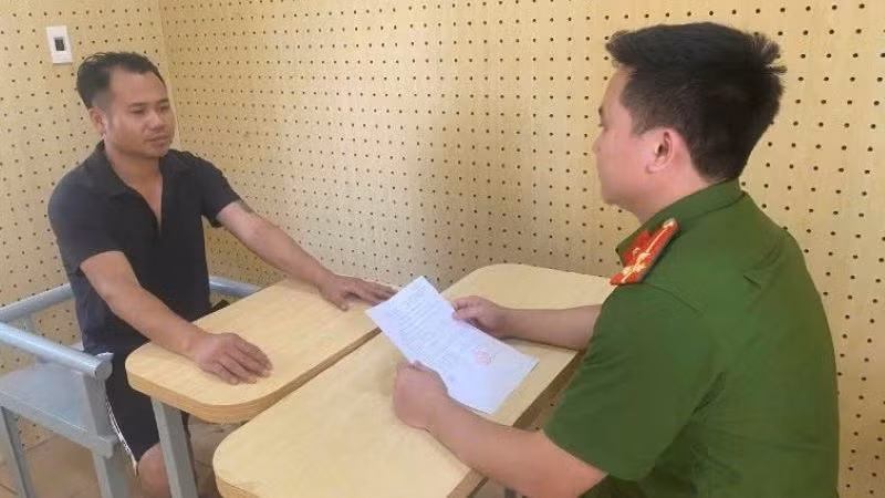 Đối tượng Nguyễn Văn Hưởng làm việc với công an (Ảnh: Công an Vĩnh Phúc cung cấp).