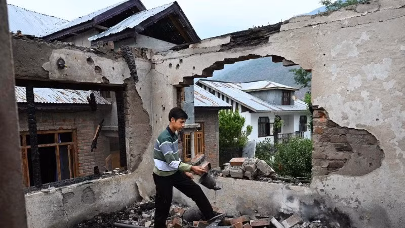 Ngôi nhà bị phá hủy trong cuộc giao tranh giữa quân đội Ấn Độ và Pakistan tại Salamabad, gần Đường kiểm soát (LoC), cách thành phố Srinagar, thủ phủ mùa hè của khu vực Kashmir do Ấn Độ kiểm soát, khoảng 110km về phía bắc. (Ảnh: THX/TTXVN)