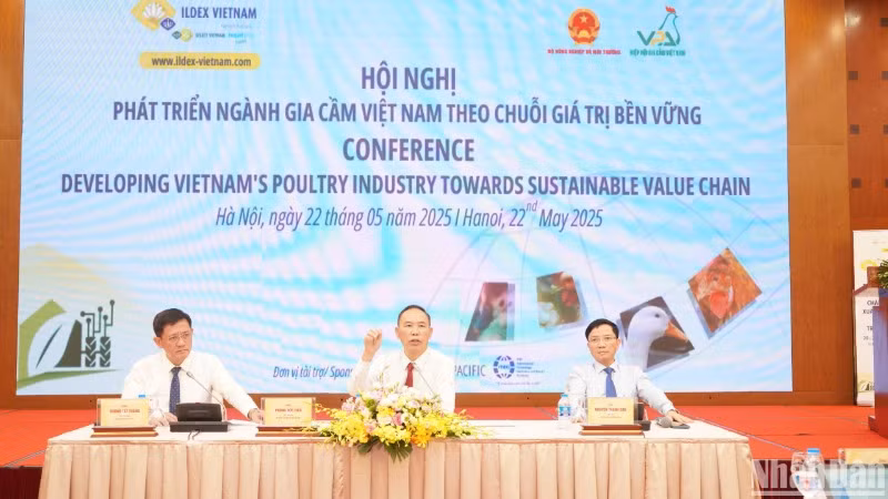 Thứ trưởng Phùng Đức Tiến chỉ đạo tại Hội nghị Bàn giải pháp phát triển ngành gia cầm theo chuỗi giá trị bền vững.