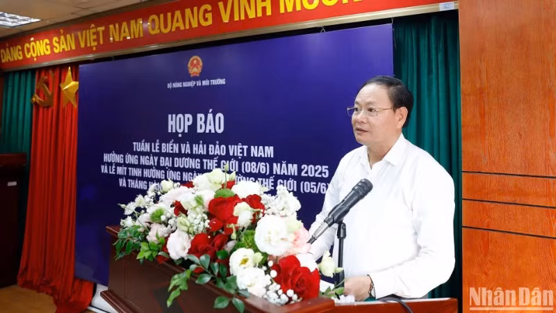 Thứ trưởng Bộ Nông nghiệp và Môi trường Lê Minh Ngân phát biểu khai mạc tại họp báo.