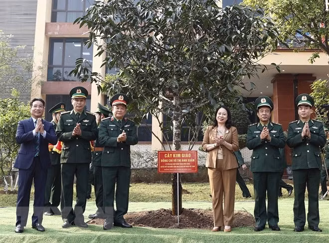 Quyền Chủ tịch nước Võ Thị Ánh Xuân trồng cây lưu niệm tại Học viện Biên phòng. (Ảnh: TTXVN)